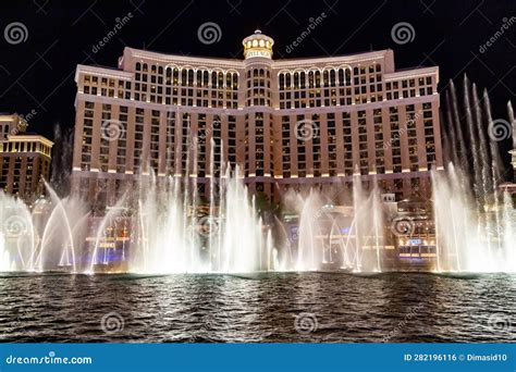 Bellagio Fountain Show at Night Editorial Photo - Image of fountain, strip: 282196116