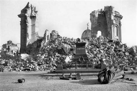 Enormous 360-degree panoramic picture of Dresden after Allied bombing ...