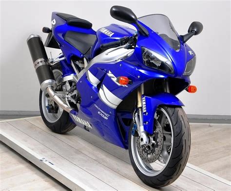 Cars : Motorbikes: Yamaha YZF R1