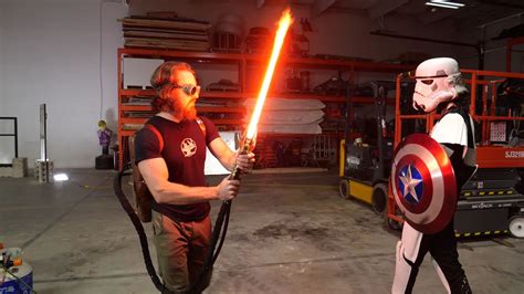 Insolite : il fabrique un sabre laser réellement fonctionnel... et ...