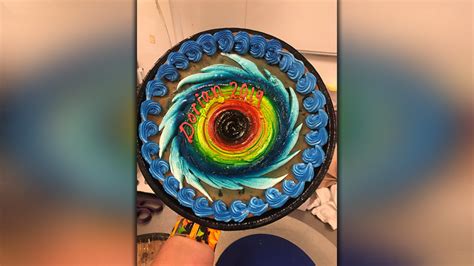 Florida cake decorator creates Hurricane Dorian cakes to bring smiles to shoppers' faces