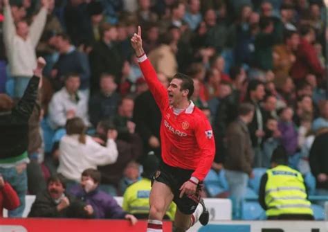 Why Eric Cantona always played with an upturned collar for Manchester ...