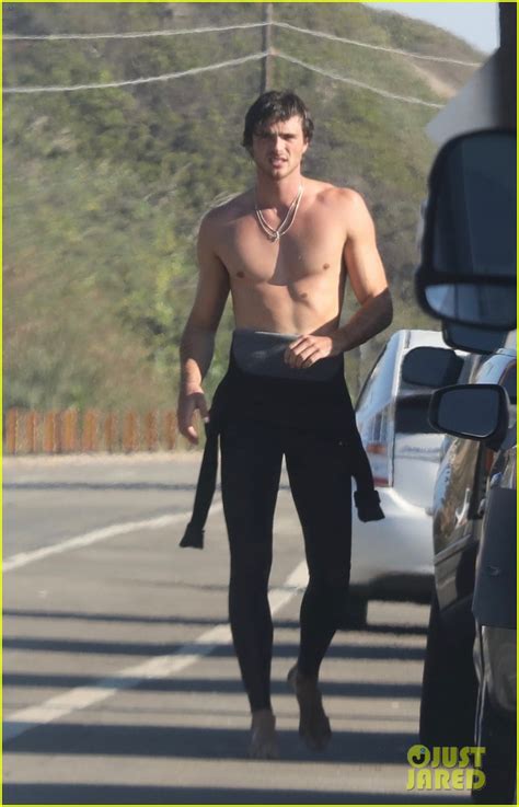 Jacob Elordi Bares His Abs After Surf Session in Malibu: Photo 4495916 ...