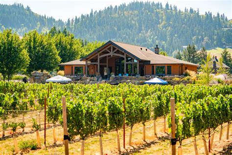 18 CHARMING Hood River Wineries Guaranteed to Impress