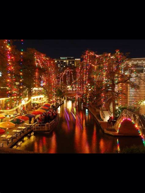 San Antonio Riverwalk at Christmas ... Pretty lights 🎄