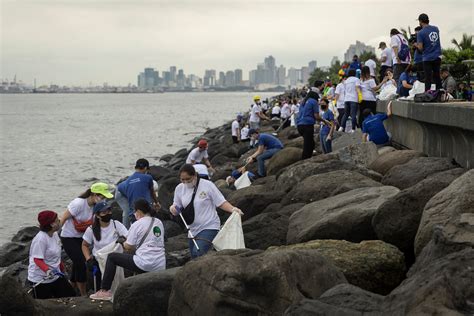 Cleanup day comes to Philippine capital's polluted bay | Reuters