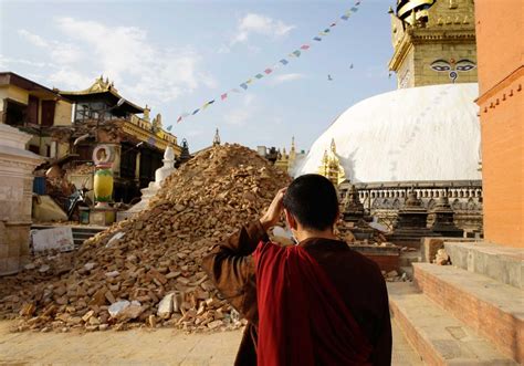 Nepal Earthquake Cremations of Victims Begin Amid Aftershocks: Photos ...