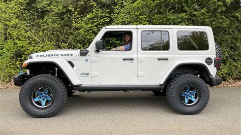 VIDEO: Lifting A 2021 Jeep® Wrangler Unlimited Rubicon 4xe: - MoparInsiders