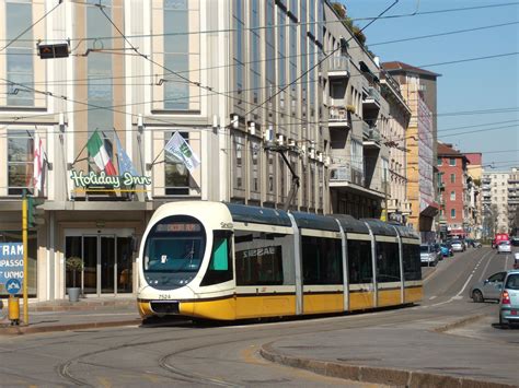 Modern tram in Milan, Italy. | 鉄道 写真, 路面電車, 写真