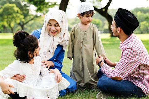 Muslim family having a good | Premium Photo - rawpixel