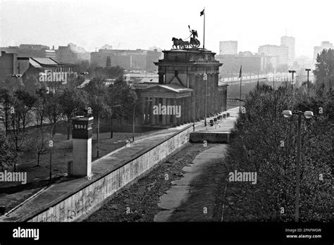 Berlin districts / GDR wall / 1986 Brandenburg Gate, GDR wall // Communism / [automated ...