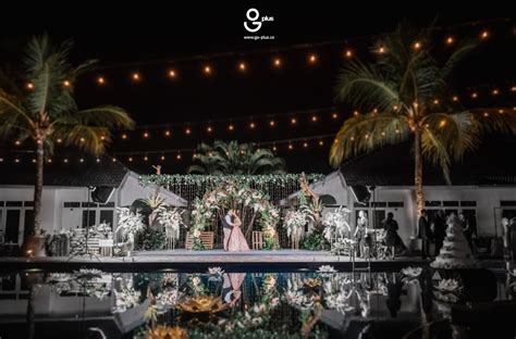 Pool Wedding by Java Heritage Hotel Purwokerto | Bridestory.com