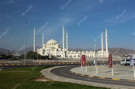 Premium Photo | Jumeirah Mosque Dubai UAE