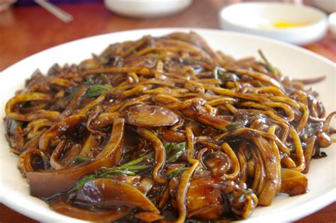 File:Korean black bean noodle dish-Jaengban Jajangmyeon-01.jpg ...