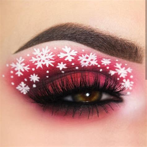 Pin by Brooke Mcmanus on makeup | Xmas makeup, Christmas eye makeup, Christmas makeup