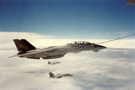 VF-154 "Black Knights" F-14A Tomcat taking on fuel from a … | Flickr