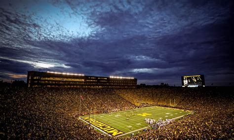 Where Michigan Stadium ranks in top 10 college football stadiums