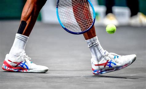 11 Best Tennis Shoes For Wide Feet [Buyers Guide]