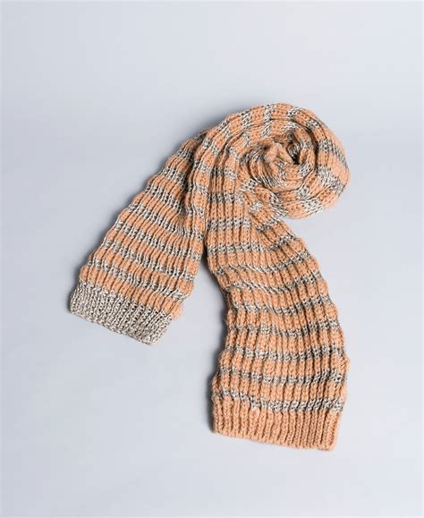 Knitted scarf with lurex