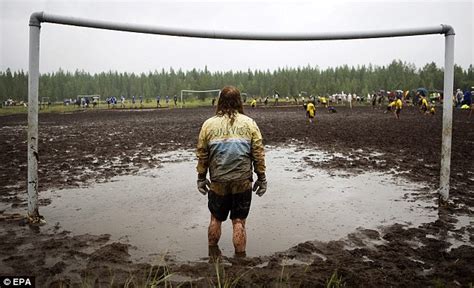 Football's muddiest football match | Daily Mail Online