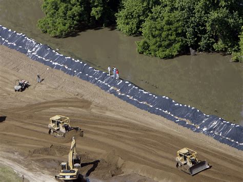 Levees Make Mississippi River Floods Worse, But We Keep Building Them | NCPR News