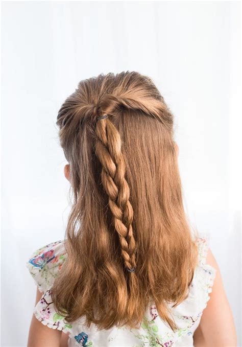 #coiffure pour petite fille demi queue de cheval tressee Quick ...