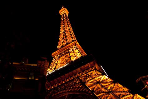 File:LV Paris Eiffel Tower.jpg - Wikimedia Commons