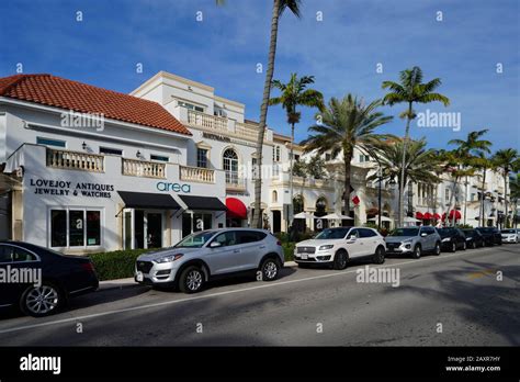 NAPLES, FL -30 JAN 2020- View of the Fifth Avenue South street in ...