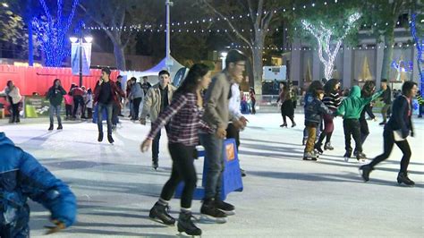 Opening night draws hundreds of skaters to Sacramento ice rink