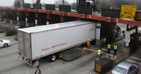 Big Rig Crashes Into Wrong Lane At Golden Gate Bridge Toll Plaza - CBS San Francisco