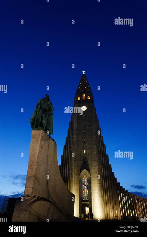 A night time view of Hallgrímskirkja Reykjavik Iceland Stock Photo - Alamy