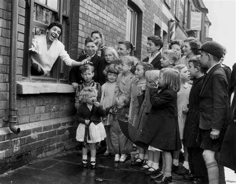 Shirley Bassey sings to children from the window of her mother's home ...