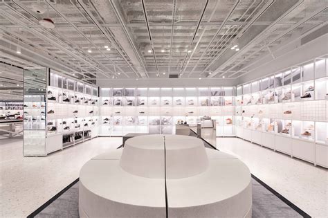 Inside Nike’s Store of the Future - Bloomberg