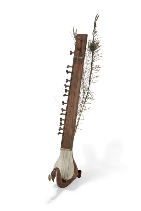 Mayuri vînâ de la famille des Esraj, instrument à 3 cordes et 11 sympathiques. En bois et plume ...