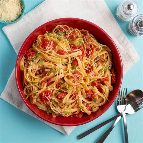 Fettuccine Pasta with Tomatoes and Garlic | Ready Set Eat