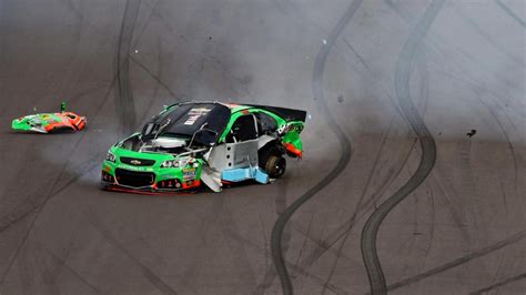 Danica Patrick suffers hard crash at Phoenix