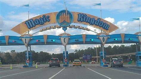 Magic Kingdom signs: Entrance, FastPass and ... Christmas? - Orlando Sentinel