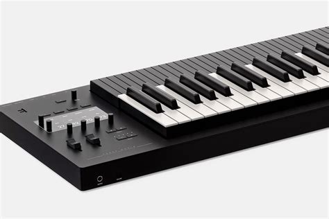 This Keyboard Synthesizer Envelops You in the Music