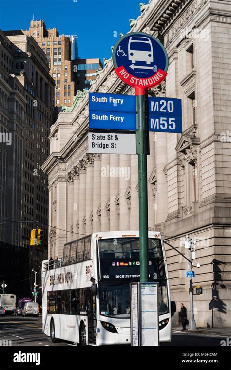 New york city bus stop hi-res stock photography and images - Alamy