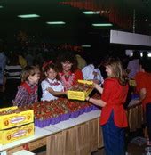 Florida Memory • People getting Parkesdale Farms strawberries during ...