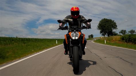 KTM 890 Duke R vs. KTM 790 Duke - Muss es immer die Große sein?