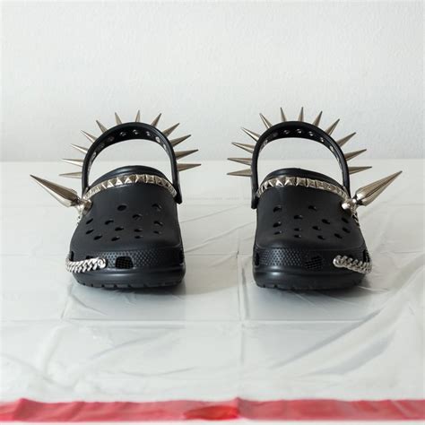 ¡Nuevas Crocs para metaleros! - Radioacktiva.com