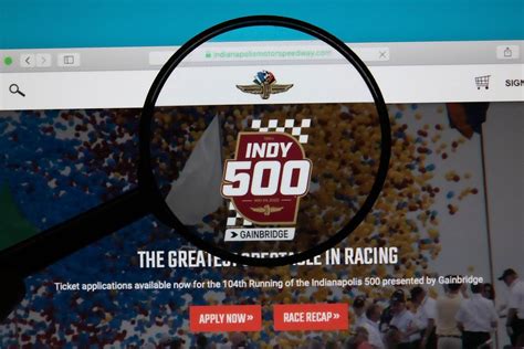 Bildschirm zeigt Internetseite des Motorsport-Events in Indianapolis mit Lupe über Logo des Indy ...