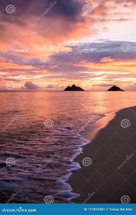 Sunrise at lanikai beach stock image. Image of haze - 111810381