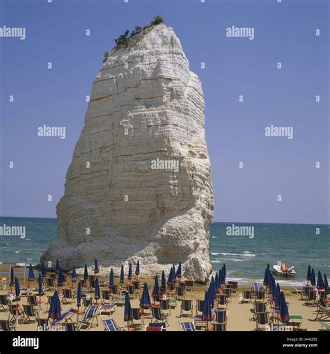 Italy, Apulia, Vieste, beach, "Pizzomunno", beach, sandy beach, deck chairs, rock, bile ...