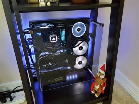 New "floating" Thermaltake Core P3 build ft. Elf on the Shelf : r ...