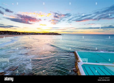 Bondi beach sunrise bondi icebergs hi-res stock photography and images ...