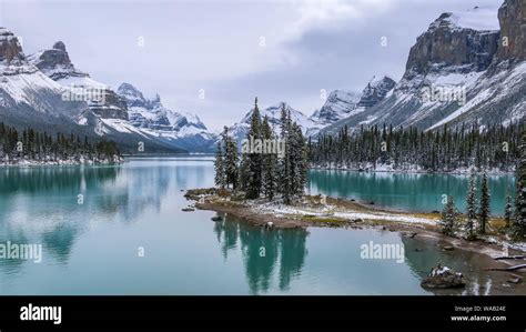 Spirit Island in Maligne Lake Stock Photo - Alamy