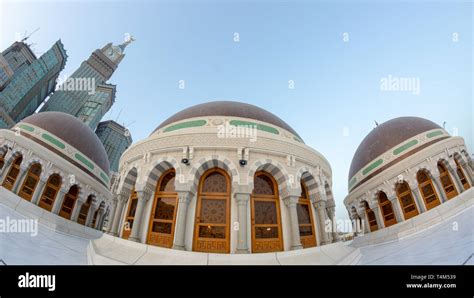 Skyline with Abraj Al Bait (Royal Clock Tower Makkah) in Mecca, Saudi Arabia Stock Photo - Alamy