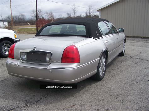 2005 Lincoln Town Car [signature Collection Edison]